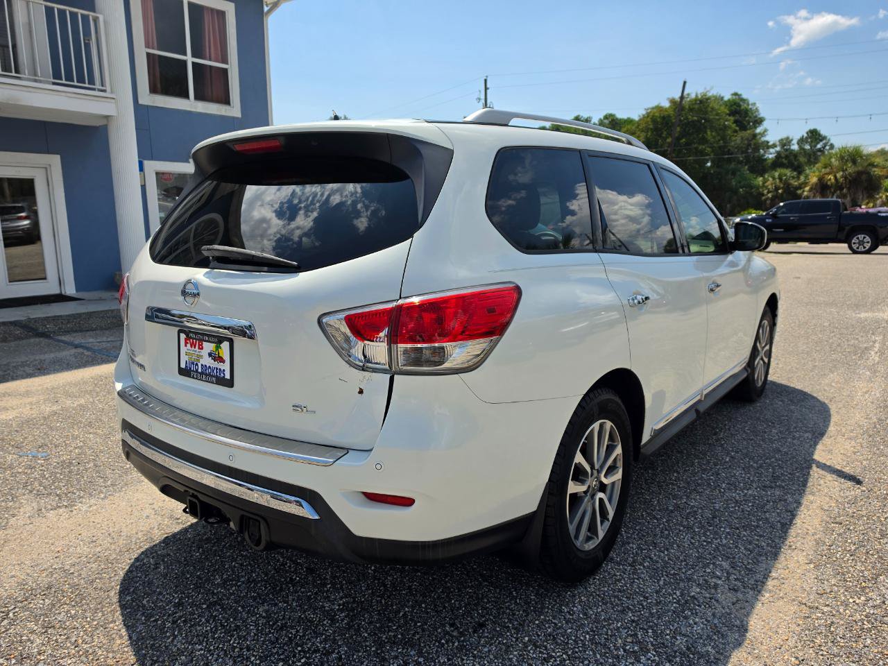 Used 2014 Nissan Pathfinder SL w/ Trailer Tow Package FWD image 5