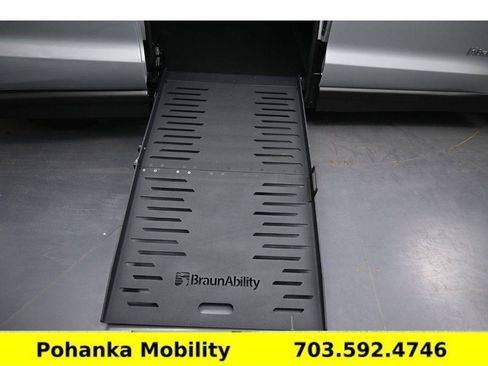 Used 2024 Chrysler Pacifica Touring-L FWD image 23