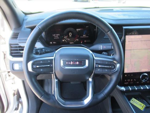 Used 2025 GMC Acadia Elevation image 17