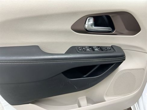 Used 2024 Chrysler Voyager LX image 20