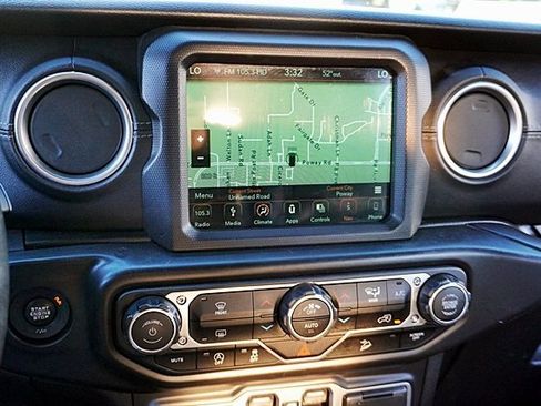 Used 2018 Jeep Wrangler Unlimited Sahara image 27