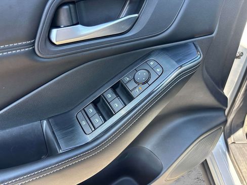 Used 2023 Nissan Rogue SV w/ SV Premium B Package image 17