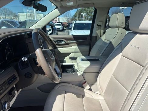 Used 2021 GMC Yukon XL Denali w/ Denali Ultimate Package AWD/4WD image 12