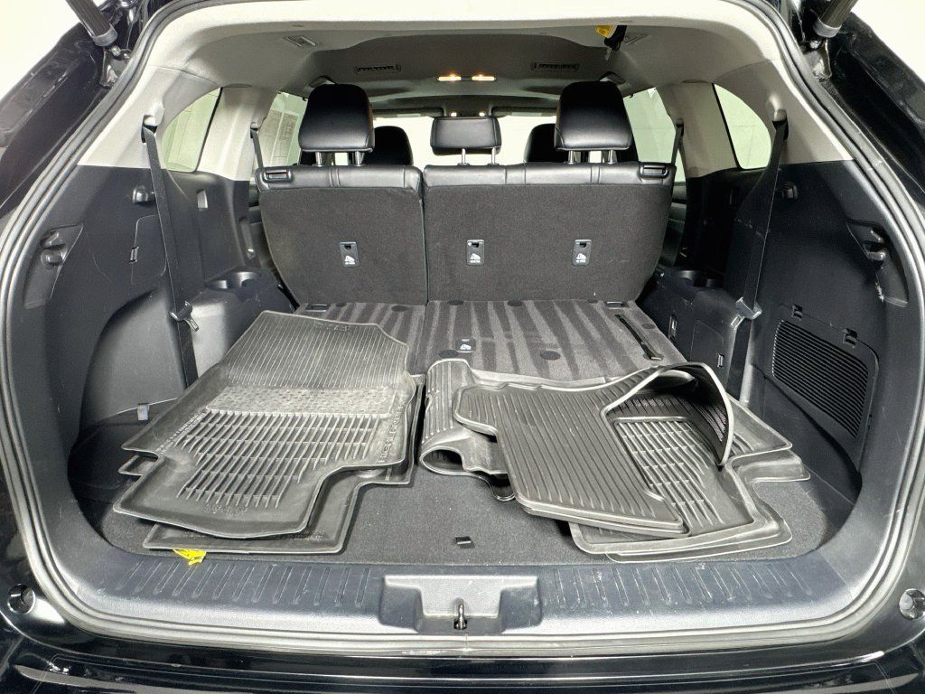 Used 2023 Toyota Highlander XLE AWD/4WD image 28