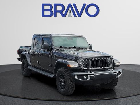 Used 2025 Jeep Gladiator Sport AWD/4WD image 2
