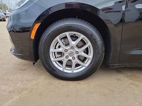 Used 2024 Chrysler Pacifica Touring-L image 16