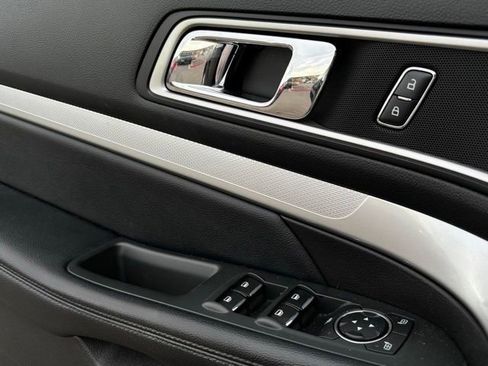 Used 2017 Ford Explorer XLT image 14