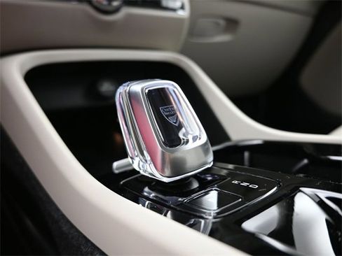 Used 2023 Volvo XC40 B5 Plus image 11