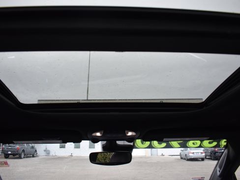 Used 2025 Chrysler Pacifica Limited image 30