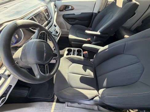 Used 2018 Chrysler Pacifica LX w/ Tire & Wheel Group FWD image 7