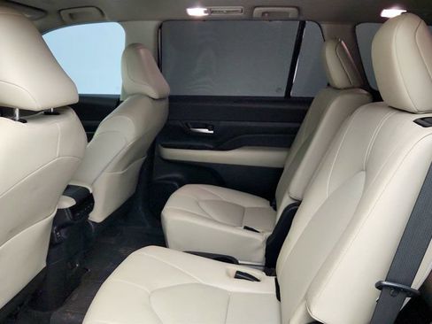 Used 2024 Toyota Grand Highlander AWD image 17