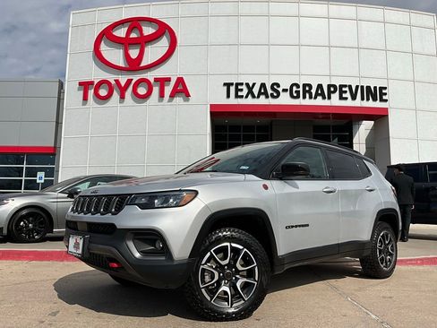 Used 2025 Jeep Compass Trailhawk image 2