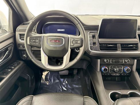 Used 2024 GMC Yukon XL SLT image 28