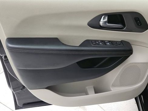 Used 2022 Chrysler Pacifica Touring-L image 15