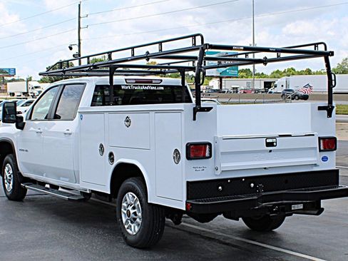 Used 2025 Chevrolet Silverado 2500 LT w/ Convenience Package AWD/4WD image 4