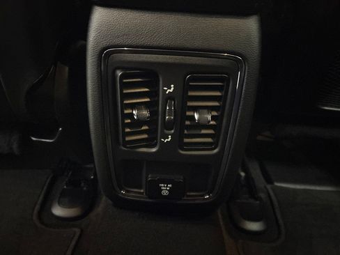 Used 2022 Jeep Grand Cherokee Laredo X AWD/4WD image 32