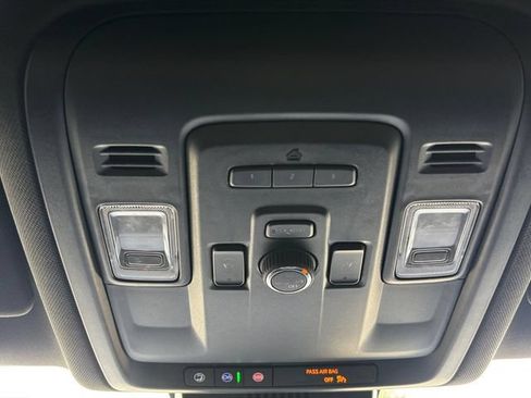 Used 2024 GMC Yukon SLT w/ SLT Luxury Package AWD/4WD image 8