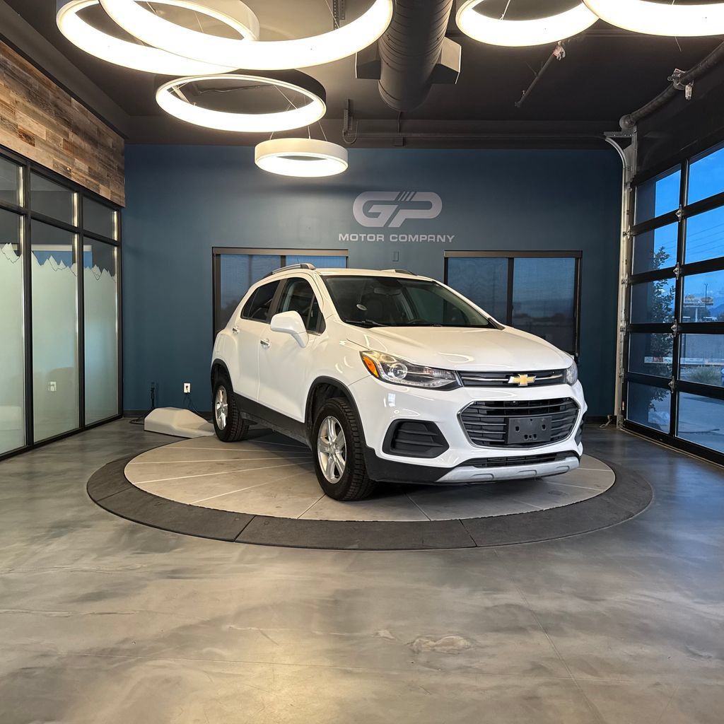 Used 2018 Chevrolet Trax LT w/ LT Convenience Package AWD/4WD image 1