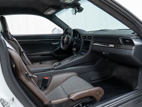Certified 2016 Porsche 911 R RWD image 32