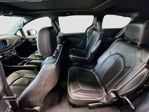 Used 2025 Chrysler Pacifica Limited FWD image 25