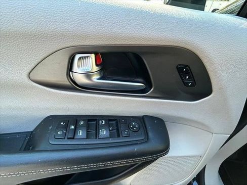 Certified 2023 Chrysler Pacifica Touring-L FWD image 16