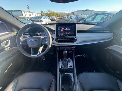 Used 2025 Jeep Compass Limited image 33