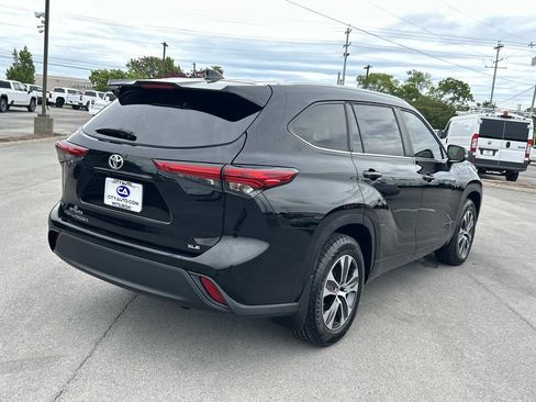 Used 2023 Toyota Highlander XLE FWD image 3