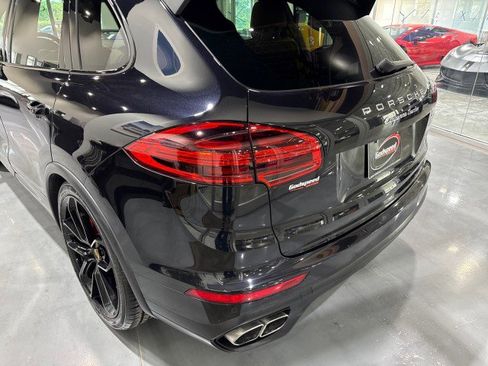Used 2015 Porsche Cayenne Turbo image 40