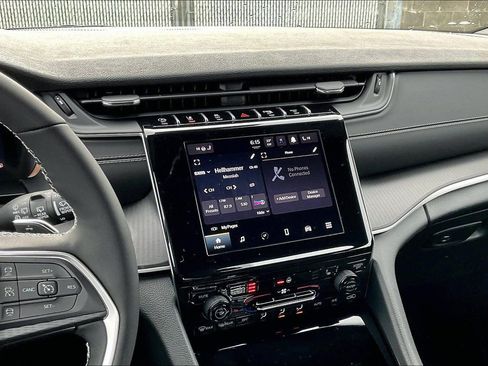 New 2025 Jeep Grand Cherokee Altitude image 8