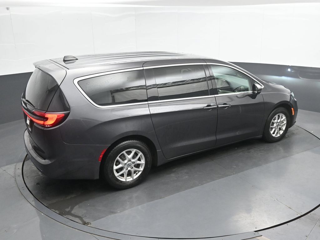 Used 2023 Chrysler Pacifica Touring-L FWD image 12