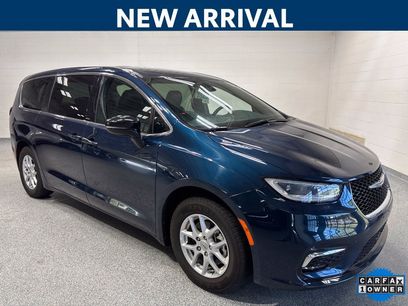 Used 2025 Chrysler Pacifica Select