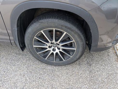 Used 2017 Toyota Highlander SE w/ Carpet Mat Package image 7