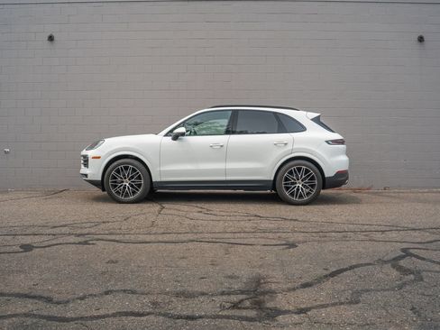 Used 2024 Porsche Cayenne AWD/4WD image 2