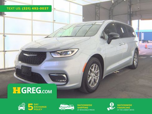 Used 2026 Chrysler Pacifica Select image 1