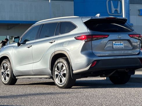 Used 2022 Toyota Highlander XLE image 3