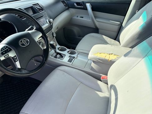 Used 2012 Toyota Highlander FWD image 11