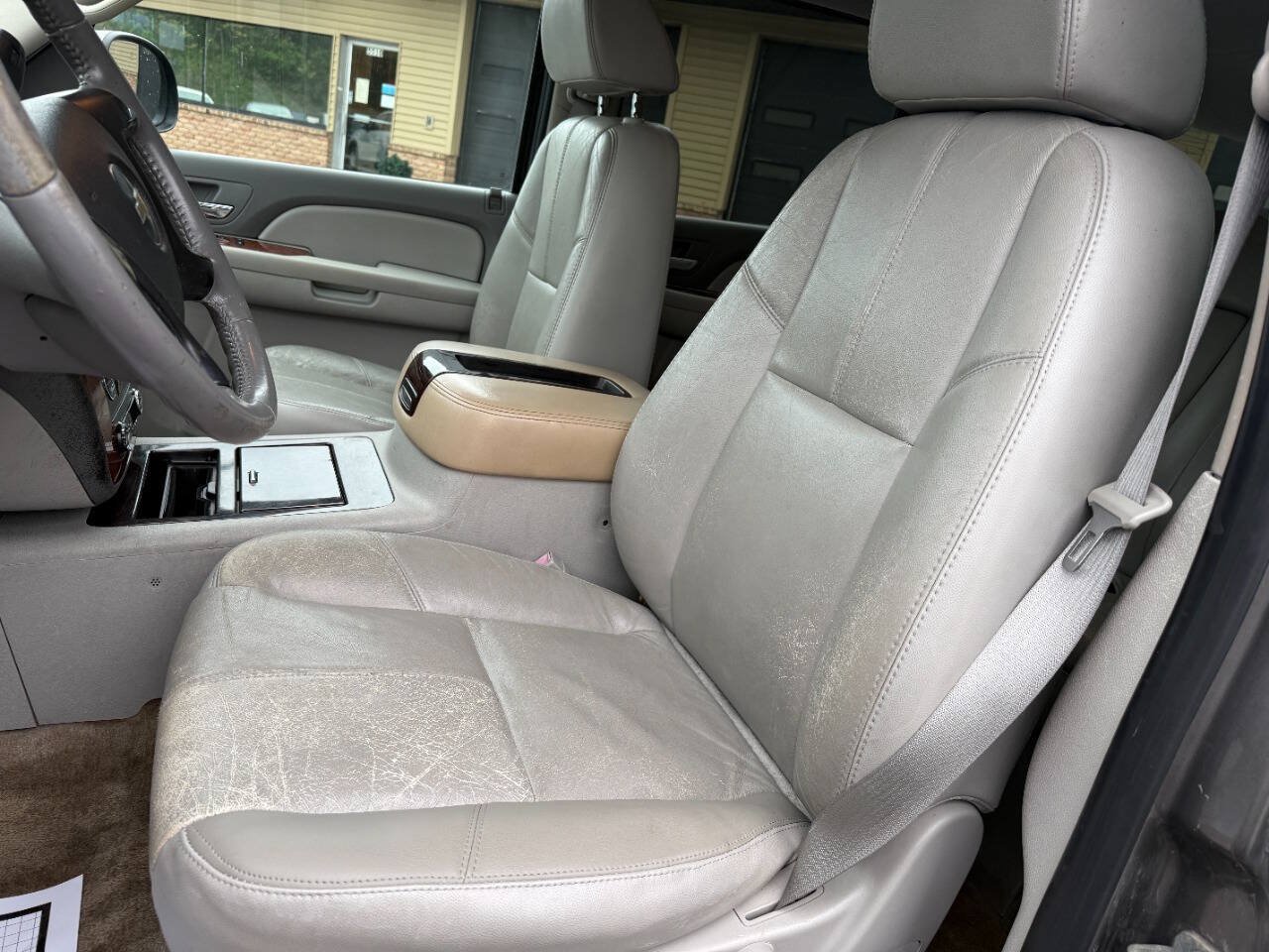Used 2007 Chevrolet Suburban 2500 LT w/ LT Preferred Equipment Group AWD/4WD image 16
