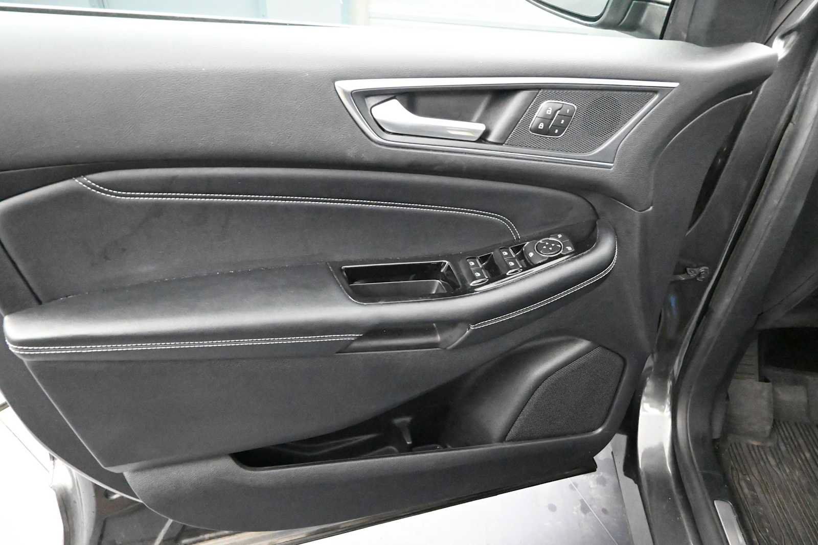 Used 2018 Ford Edge Titanium w/ Equipment Group 301A AWD/4WD image 12