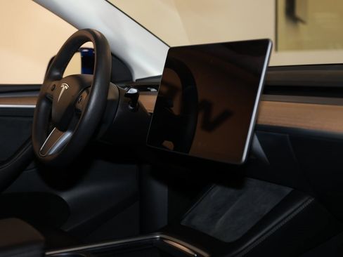 Used 2023 Tesla Model Y Long Range image 18