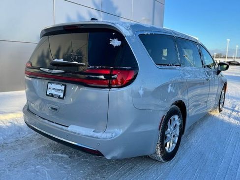 Used 2024 Chrysler Pacifica Touring-L image 44