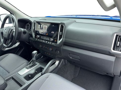Used 2025 Nissan Frontier SV image 43