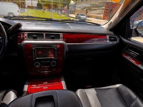 Used 2013 Chevrolet Avalanche LTZ AWD/4WD image 31