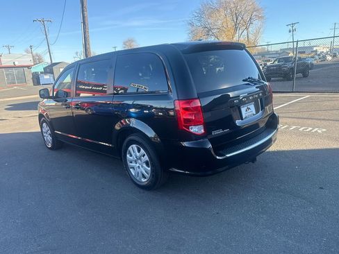 Used 2018 Dodge Grand Caravan SE w/ UConnect Hands-Free Group image 4