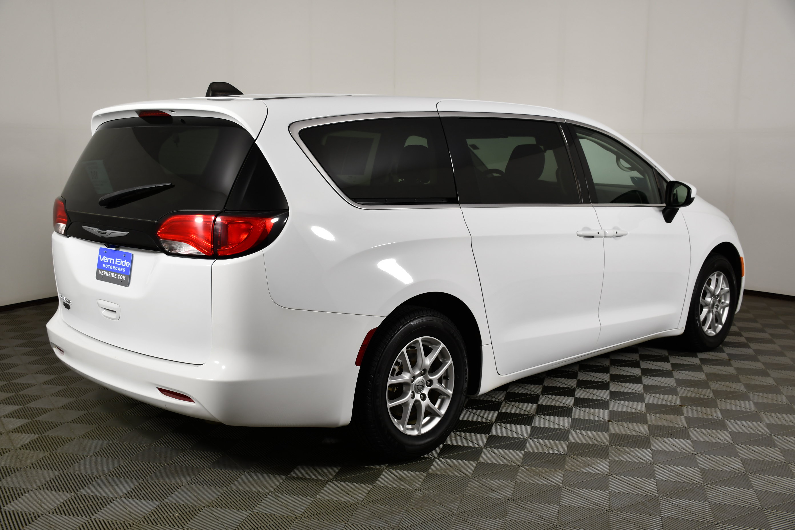 Used 2023 Chrysler Voyager LX FWD image 6