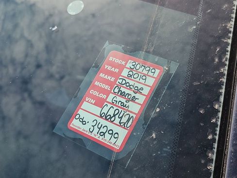 Used 2019 Dodge Charger SXT image 10