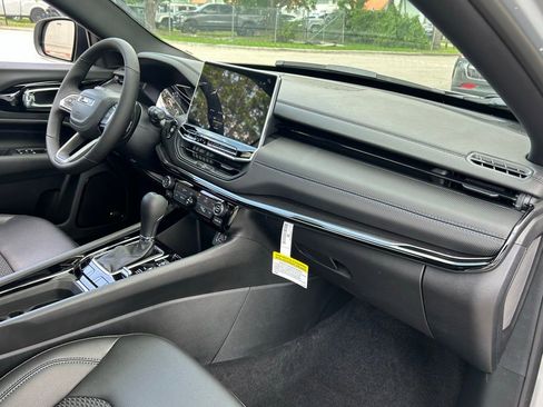 New 2025 Jeep Compass Latitude w/ Sun & Sound Group image 31