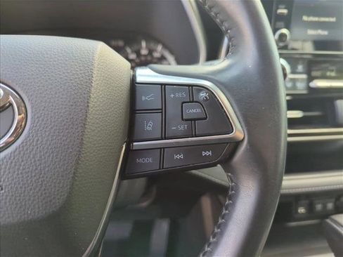 Certified 2021 Toyota Highlander XLE FWD image 18