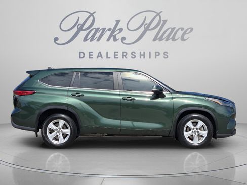 Used 2023 Toyota Highlander LE FWD image 6