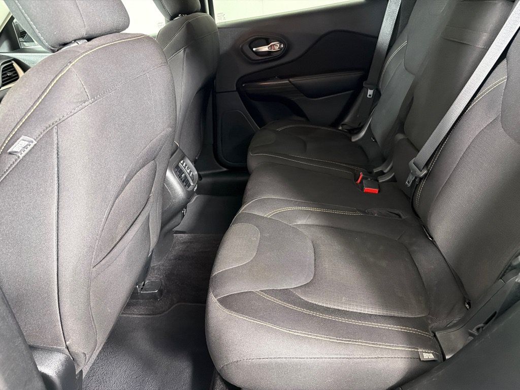 Used 2017 Jeep Cherokee Latitude FWD image 18
