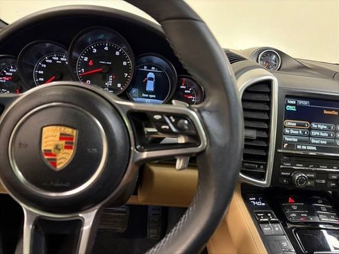 Used 2016 Porsche Cayenne w/ Premium Package AWD/4WD image 18